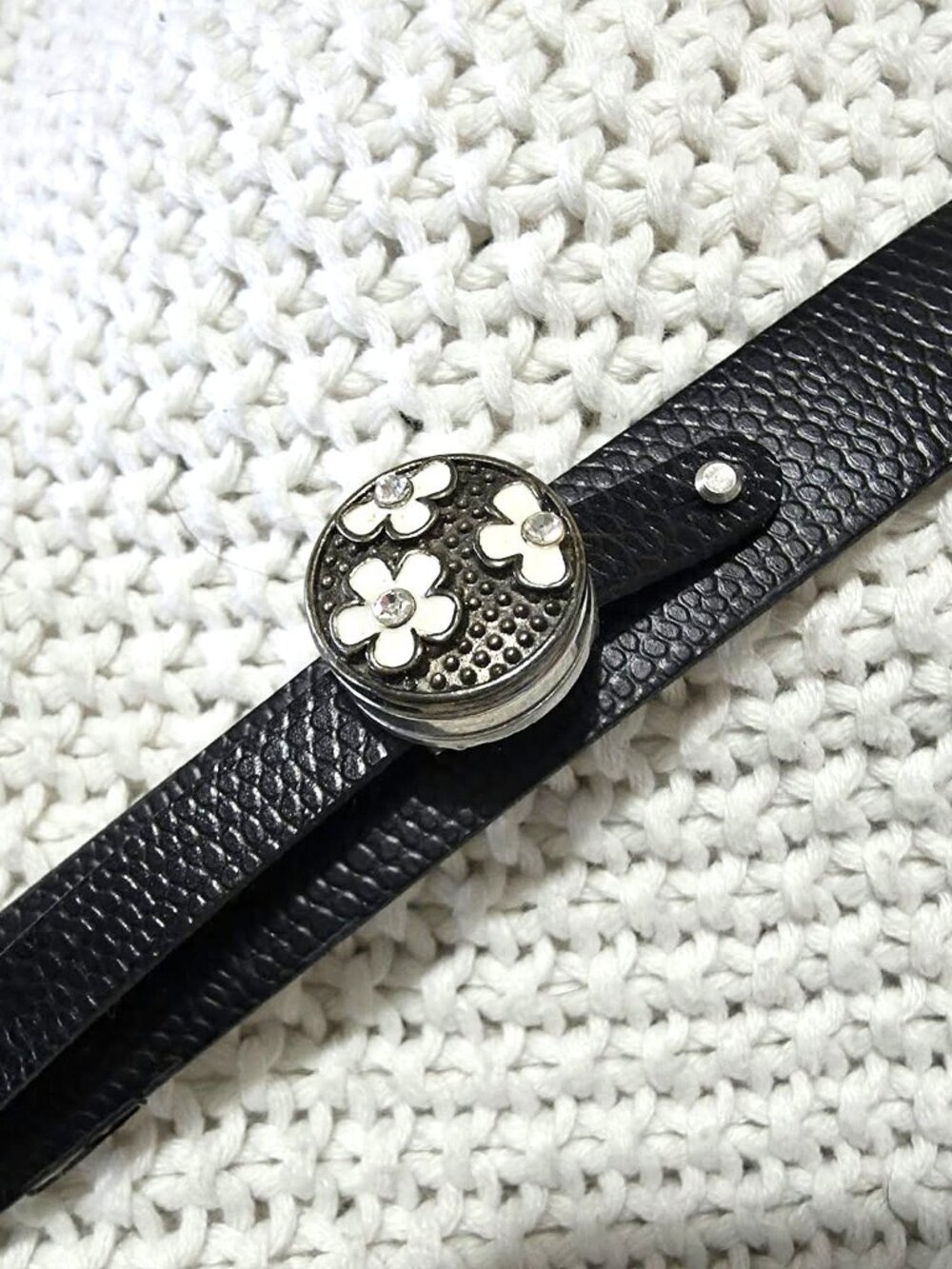 🖤 Classic with a twist! 🖤